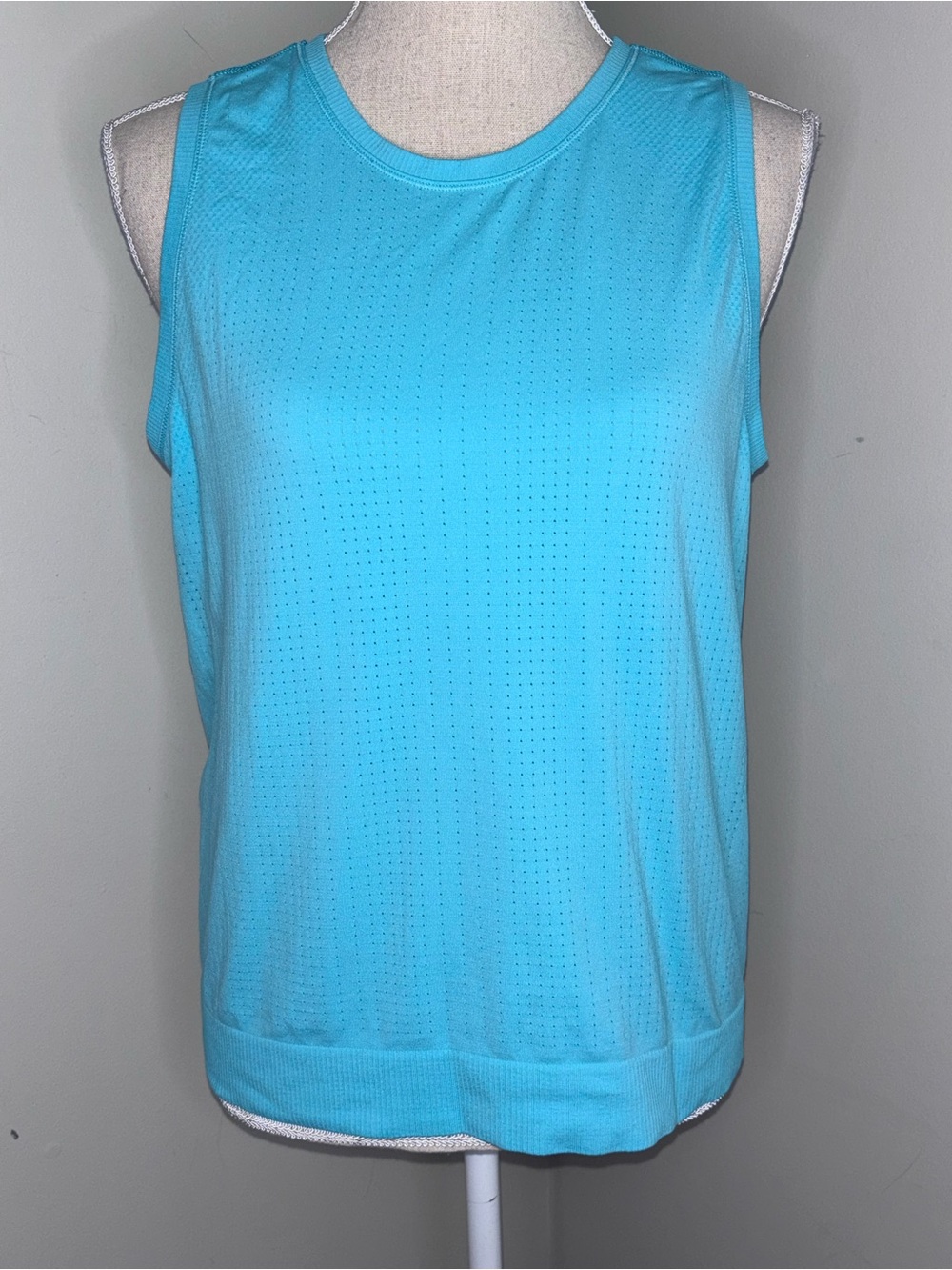 Athleta aqua blue seamless vented UPF 40+ high neck tank top size Medium